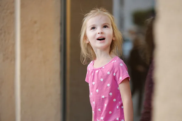 Adorabile bambina ritratto all'aperto — Foto Stock