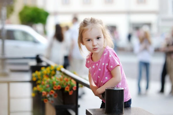 Sevimli küçük kız portre açık havada — Stok fotoğraf