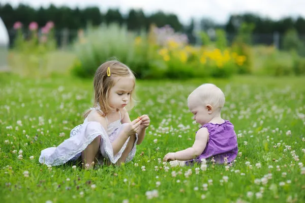 Two sisters playing outside — Stock Photo, Image