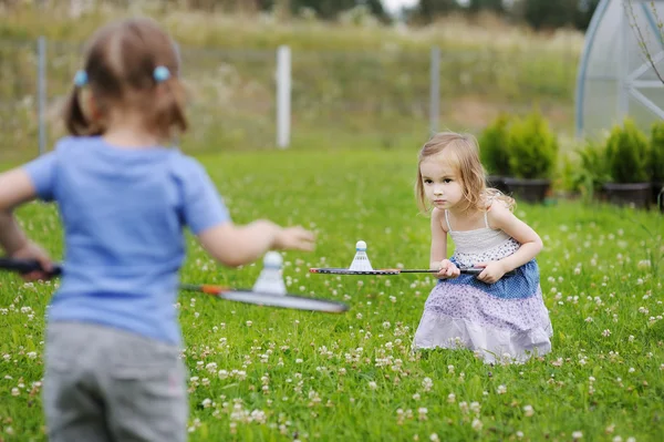 Kids sisters playing badminton — Stock Photo, Image