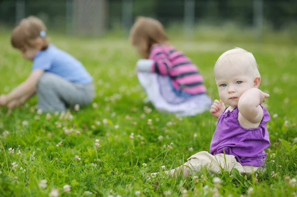 Kinderen zusters buiten spelen — Stockfoto