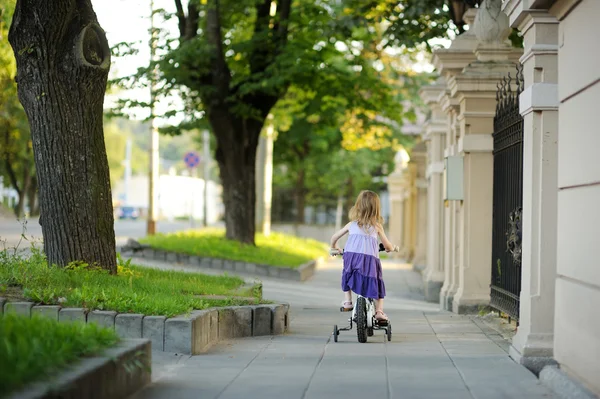 Pieni tyttö ratsastus pyörä — kuvapankkivalokuva