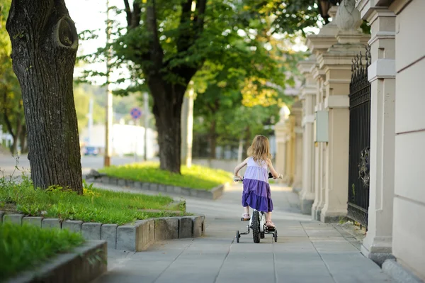 Menina montando uma bicicleta — Fotografia de Stock