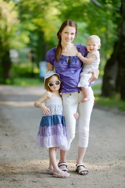 Junge Mutter und ihre beiden Töchter — Stockfoto