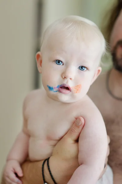 Adorable bebé con la cara pintada sucia —  Fotos de Stock