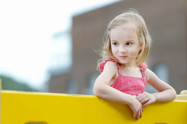 Adorable chica retrato al aire libre en verano — Foto de Stock