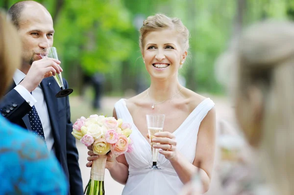 Bröllopsgäster grillas bruden och brudgummen — Stockfoto