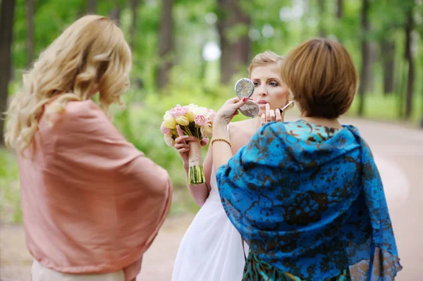 Bela noiva se preparando para um casamento — Fotografia de Stock