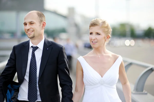 Bride and groom walking together — Stock Photo, Image