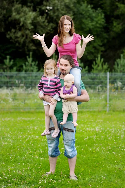 Vierköpfige Familie — Stockfoto