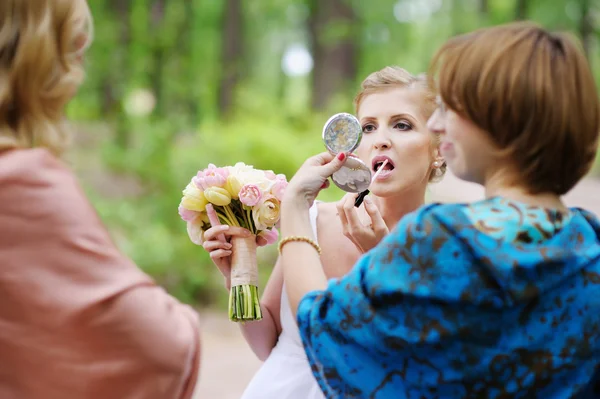 Bela noiva se preparando para um casamento — Fotografia de Stock