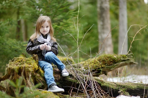 Bedårande liten flicka stående utomhus — Stockfoto