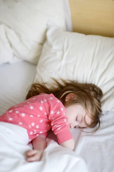 Bedårande liten flicka sover — Stockfoto