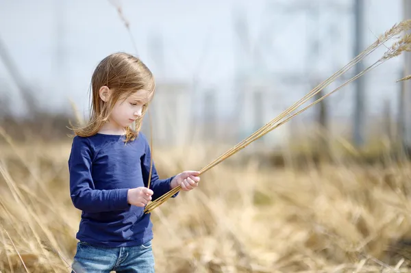 Retrato adorável menina no verão — Fotografia de Stock