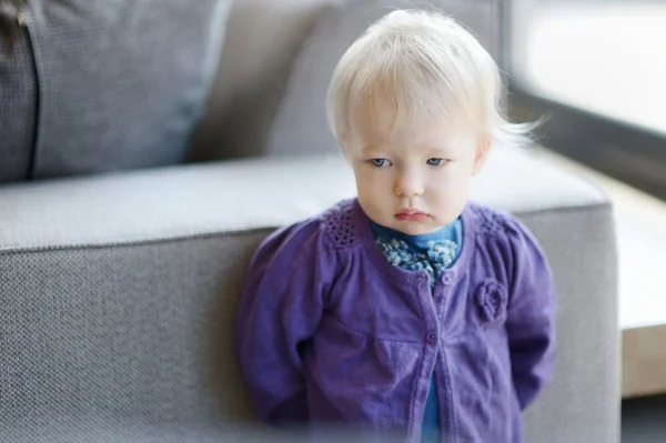 Szomorú kisgyermek lány portréja — Stock Fotó