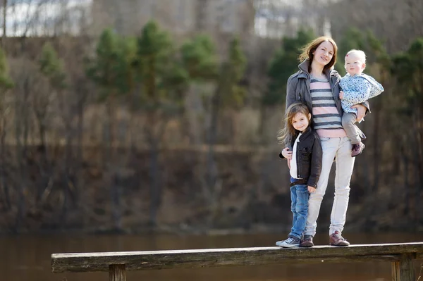 Jonge moeder en haar twee dochters — Stockfoto