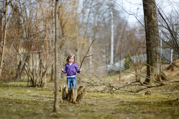 Adorable niña divirtiéndose en un parque —  Fotos de Stock