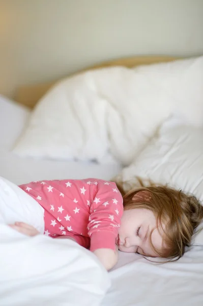 Bedårande liten flicka sover — Stockfoto