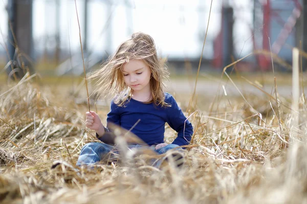 Adorable portrait de petite fille en été — Photo