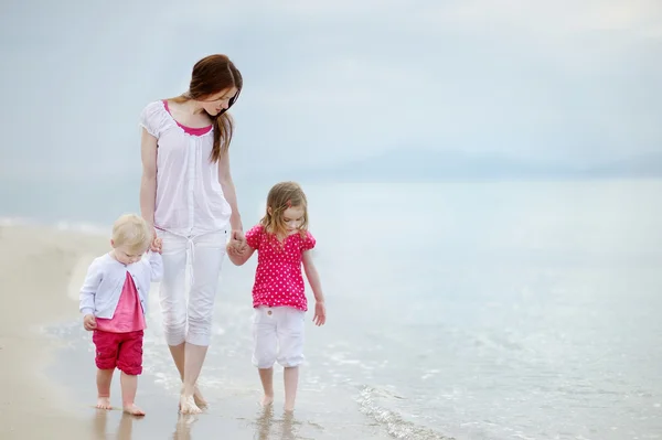 母と彼女の子供たち、浜辺に沿って歩いて — ストック写真
