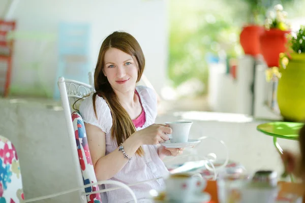 Jonge vrouw meisje drinken warme chocolademelk — Stockfoto