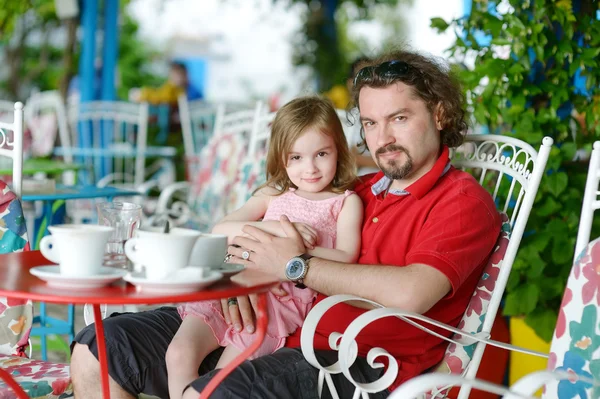 Vader en dochter in openlucht restaurant — Stockfoto