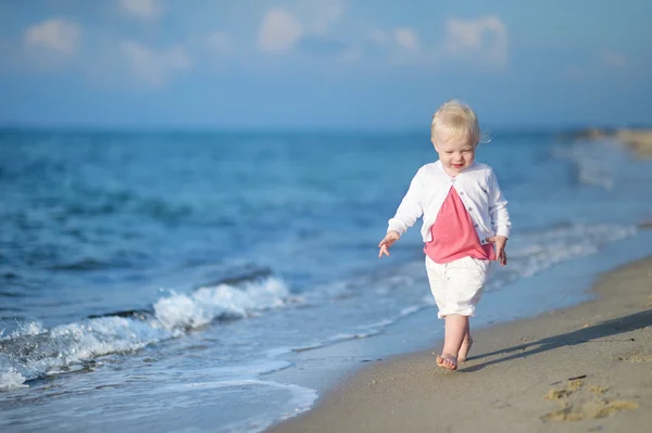 Adorable toddler girl on a sandy beach — Stock Photo, Image