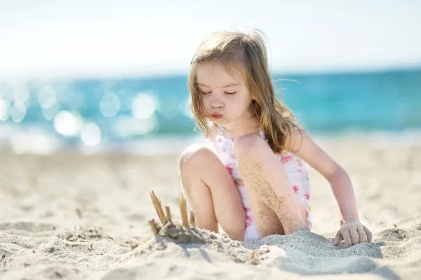 Petite fille soufflant des bougies sur un gâteau d'anniversaire imaginaire — Photo