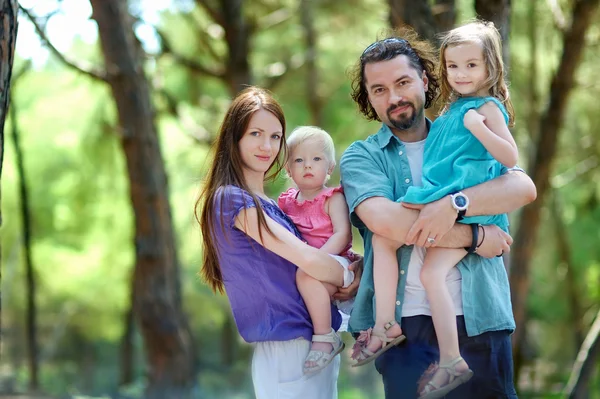 Familj på fyra på sommardag — Stockfoto