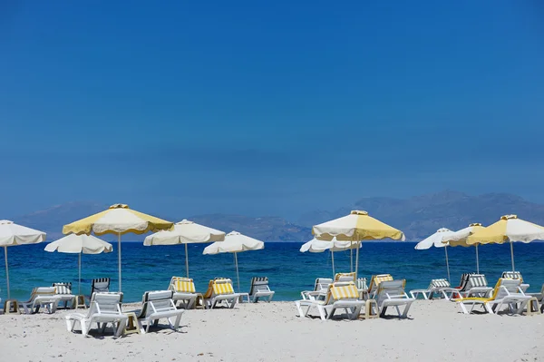Chaises et parasols sur une belle plage de sable — Photo