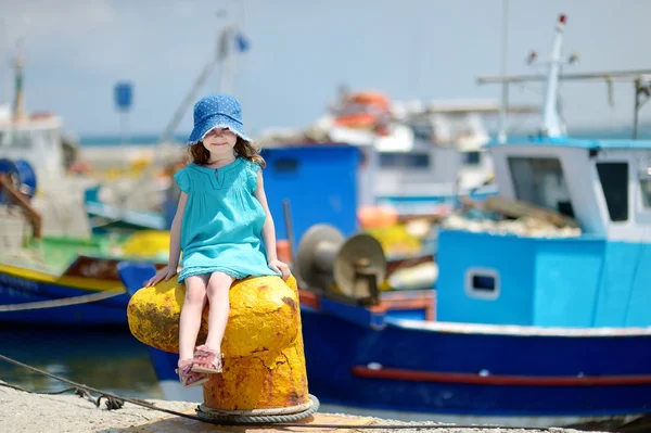 Adorable petite fille au village de pêcheurs — Photo