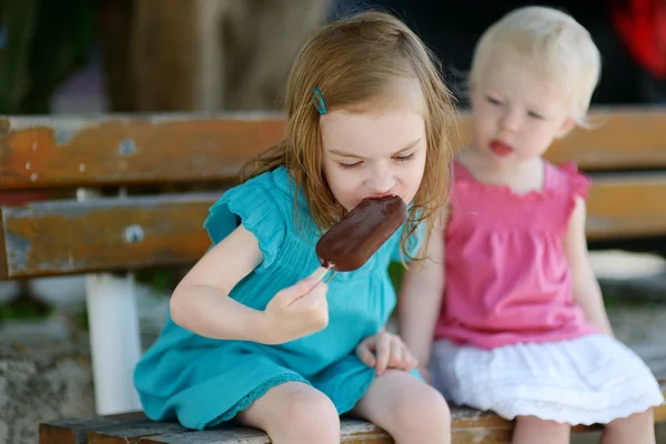 Dos hermanitas comiendo helado — Foto de Stock