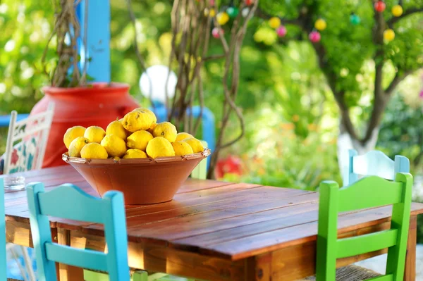 Un plato de limones en la típica cafetería griega al aire libre — Foto de Stock