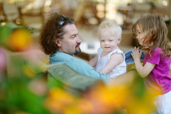 Padre y sus hijas en el restaurante al aire libre — Foto de Stock