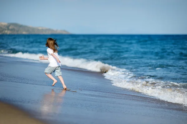 Adorable petite fille sur une plage de sable fin — Photo