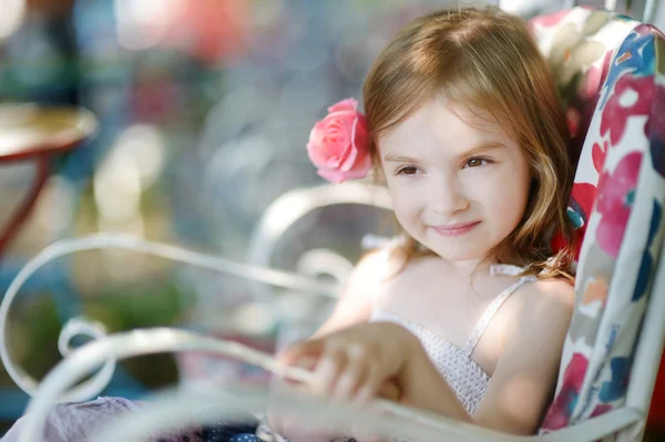 Sevimli küçük kız portre — Stok fotoğraf