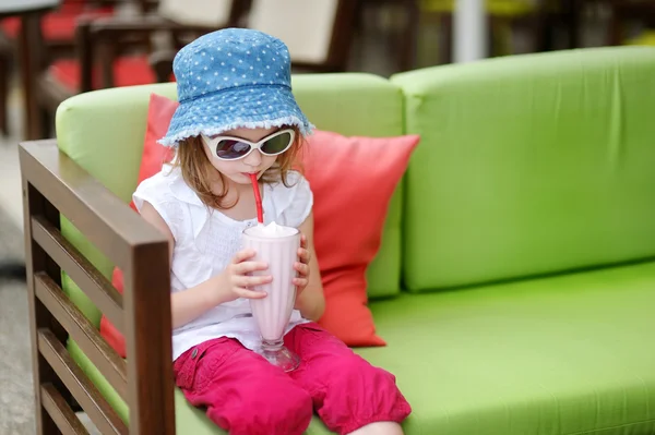 Bedårande liten tjej dricka milkshake — Stockfoto