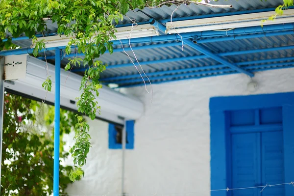 Typical greek white and blue courtyard — Stock Photo, Image