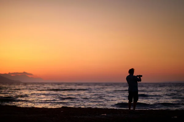 Homem tirando foto com celular na praia — Fotografia de Stock