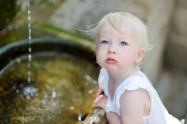 Ragazza bambino divertirsi da una fontana della città — Foto Stock