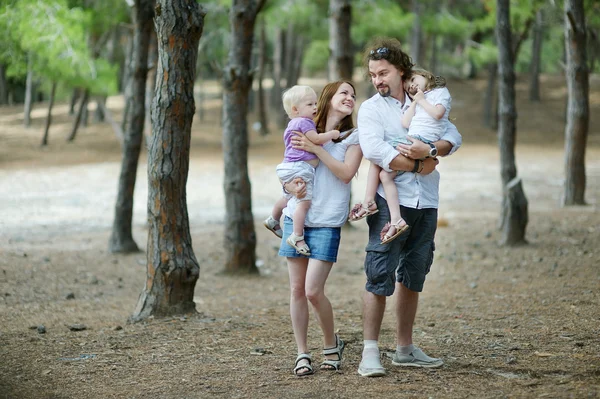 Familie van vier zomerdag — Stockfoto