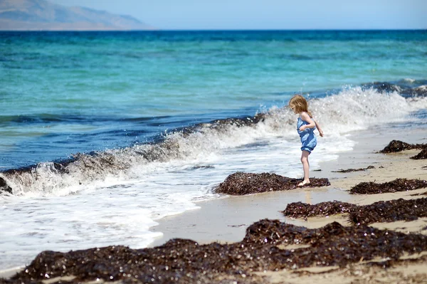 Adorable niña en una playa de arena —  Fotos de Stock
