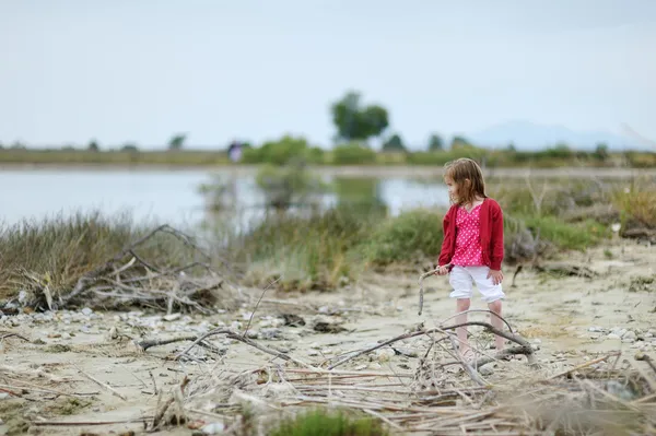 Liten flicka på tigaki sjöstranden — Stockfoto