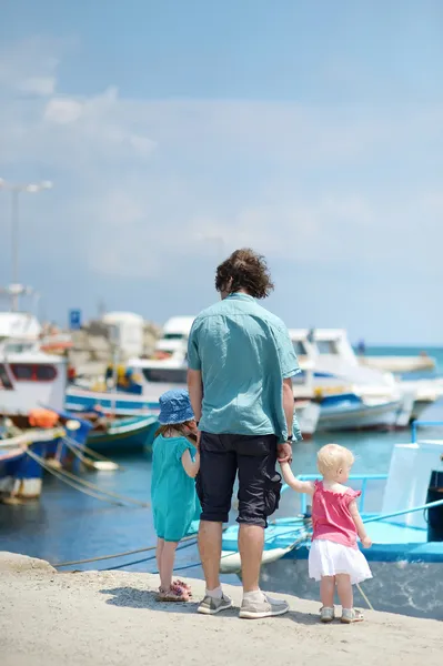 Giovane padre e i suoi figli al villaggio dei pescatori — Foto Stock