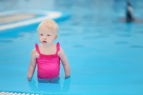 Adorável menina se divertindo em uma piscina — Fotografia de Stock