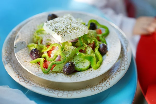 フェタチーズ、ピーマンとオリーブのギリシャ風サラダ — ストック写真