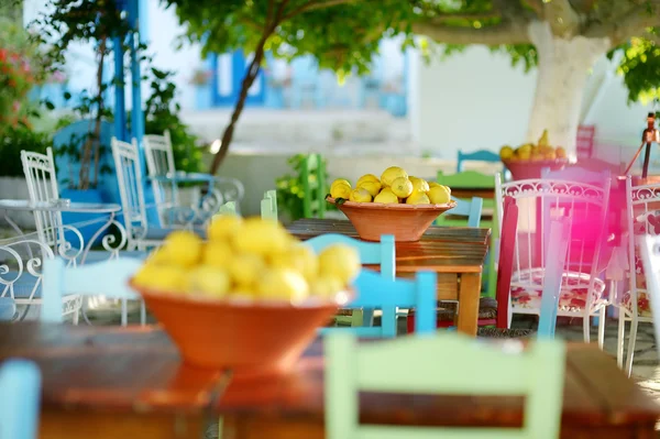 Un plato de limones en la típica cafetería griega al aire libre —  Fotos de Stock