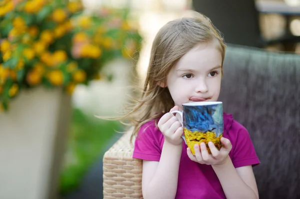 Bedårande liten flicka dricka varm choklad — Stockfoto