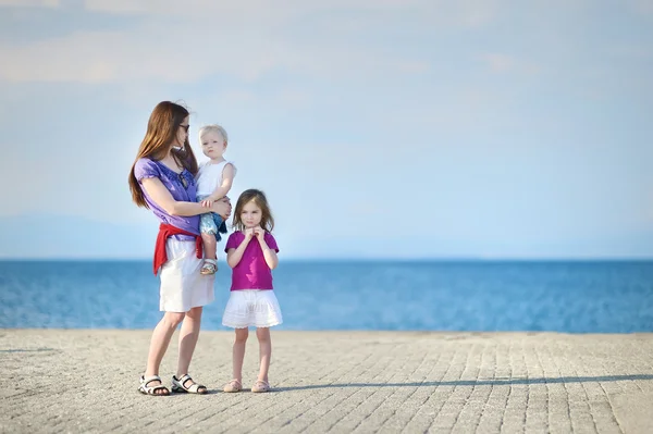 Madre e i suoi figli in riva al mare — Foto Stock