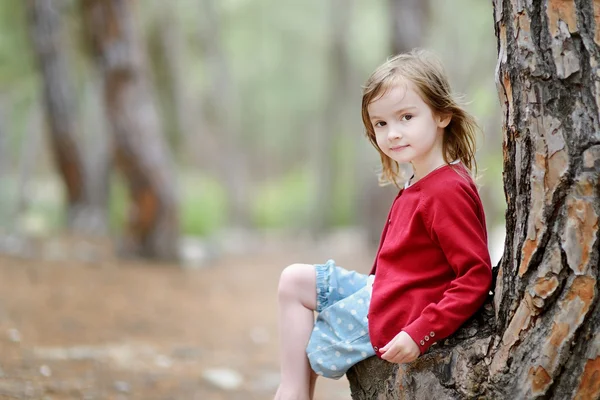 Bedårande liten flicka stående — Stockfoto
